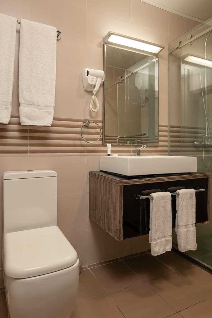 Golden Tulip Dar Es Salaam City Center Hotel Room photo